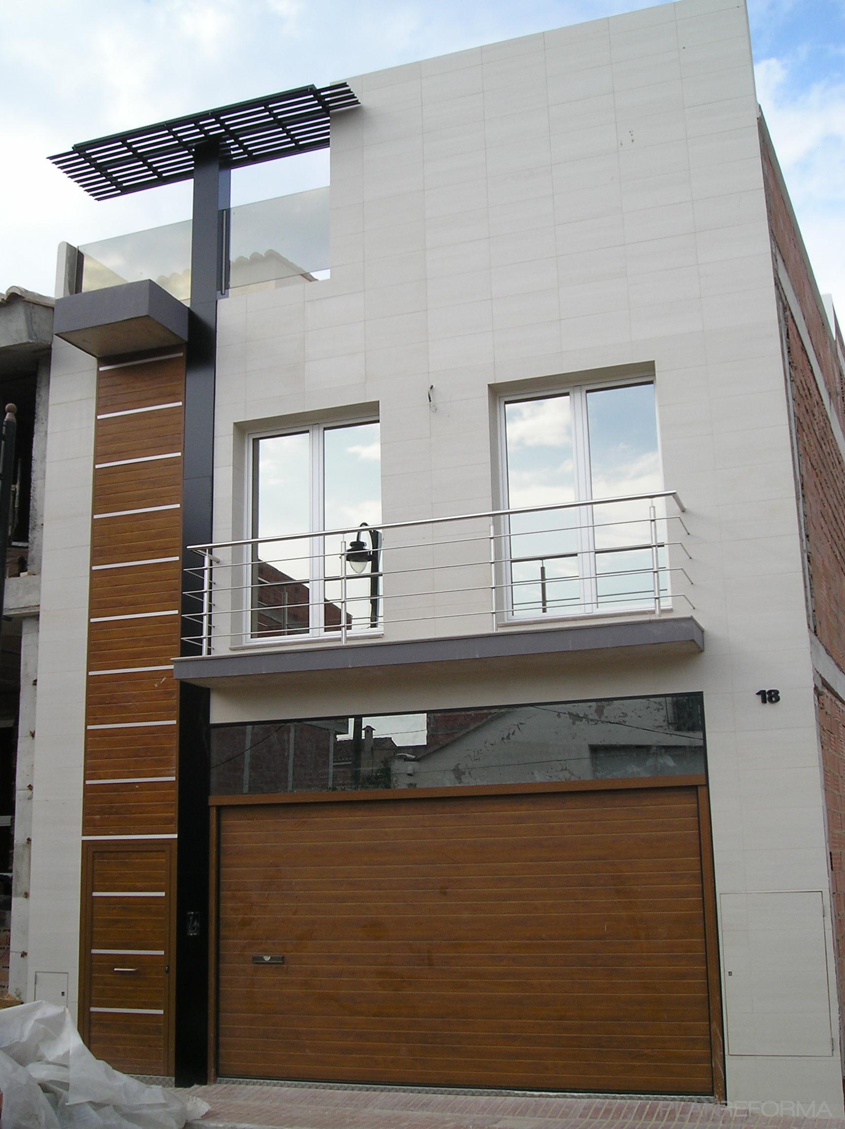 Exterior style moderno color rojo  diseñado por steelcrea | Gremio 