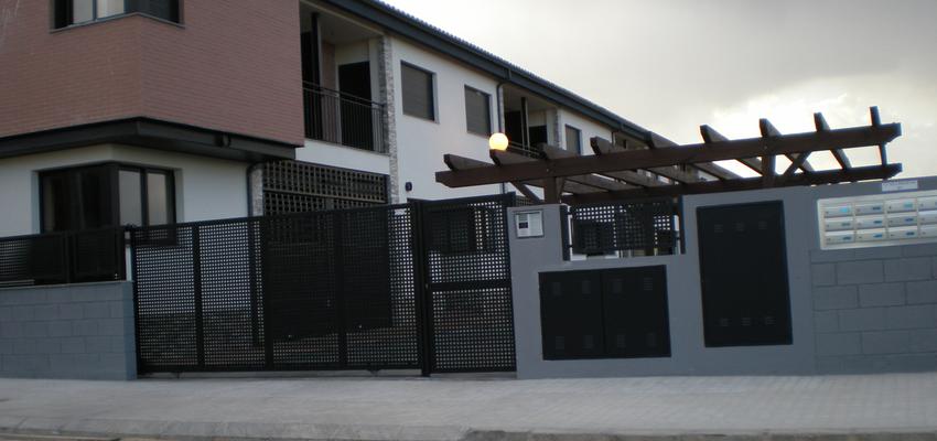 Exterior style moderno color rojo  diseñado por steelcrea | Gremio 