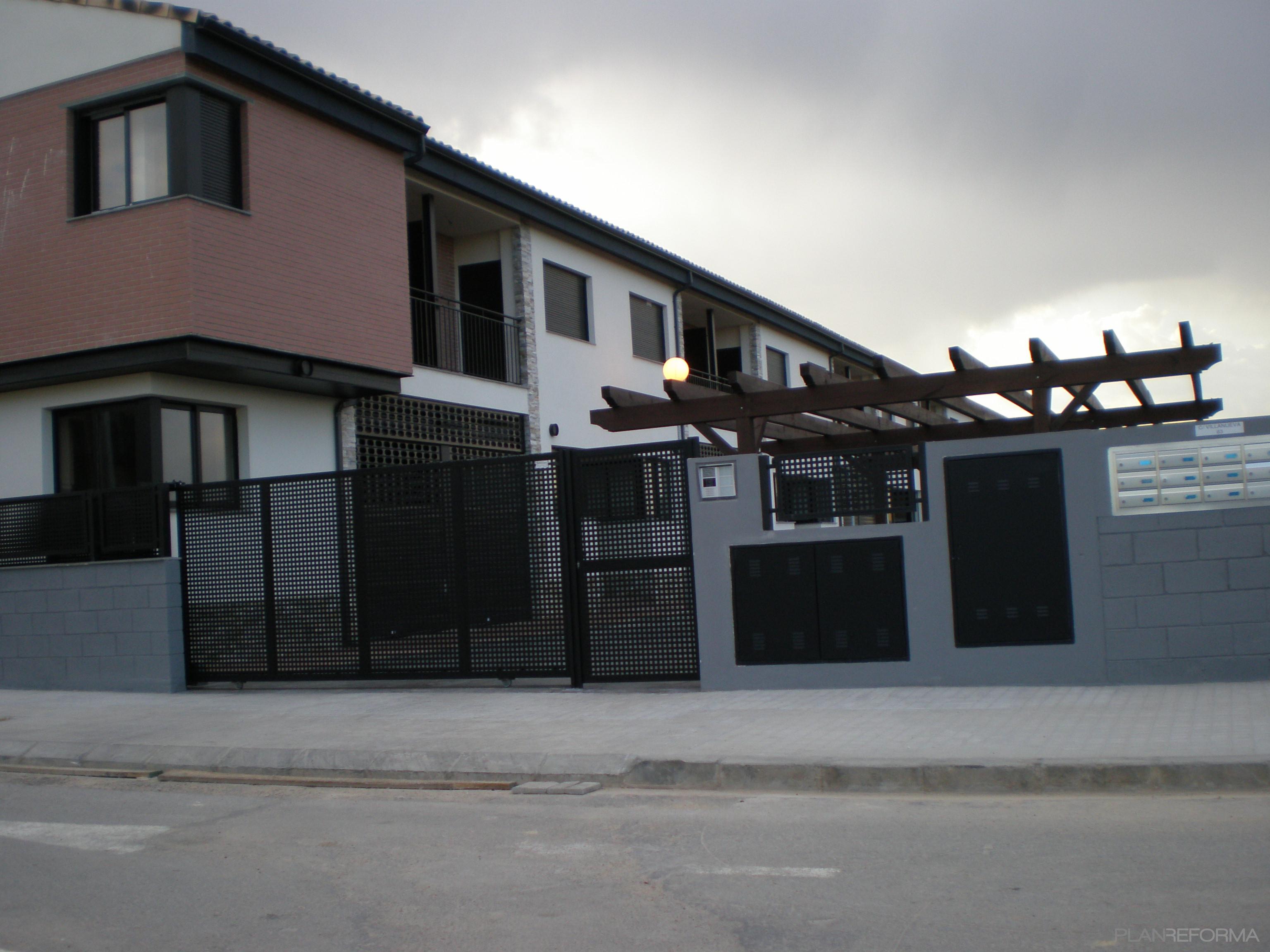Exterior style moderno color rojo  diseñado por steelcrea | Gremio 