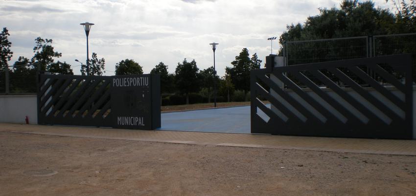 Piscina, Exterior style moderno color rojo  diseñado por steelcrea | Gremio 