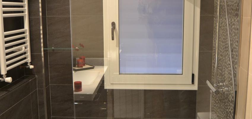 Baño style moderno color rojo  diseñado por steelcrea | Gremio 