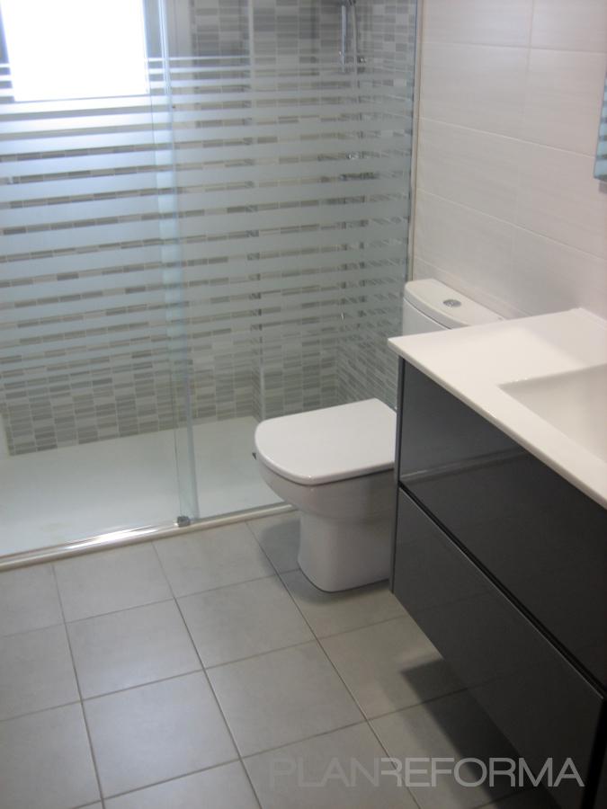 Baño style moderno color rojo  diseñado por steelcrea | Gremio 