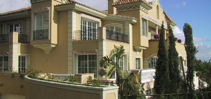 Exterior style tradicional color beige, blanco, negro  diseñado por Antonio | Arquitecto Técnico 