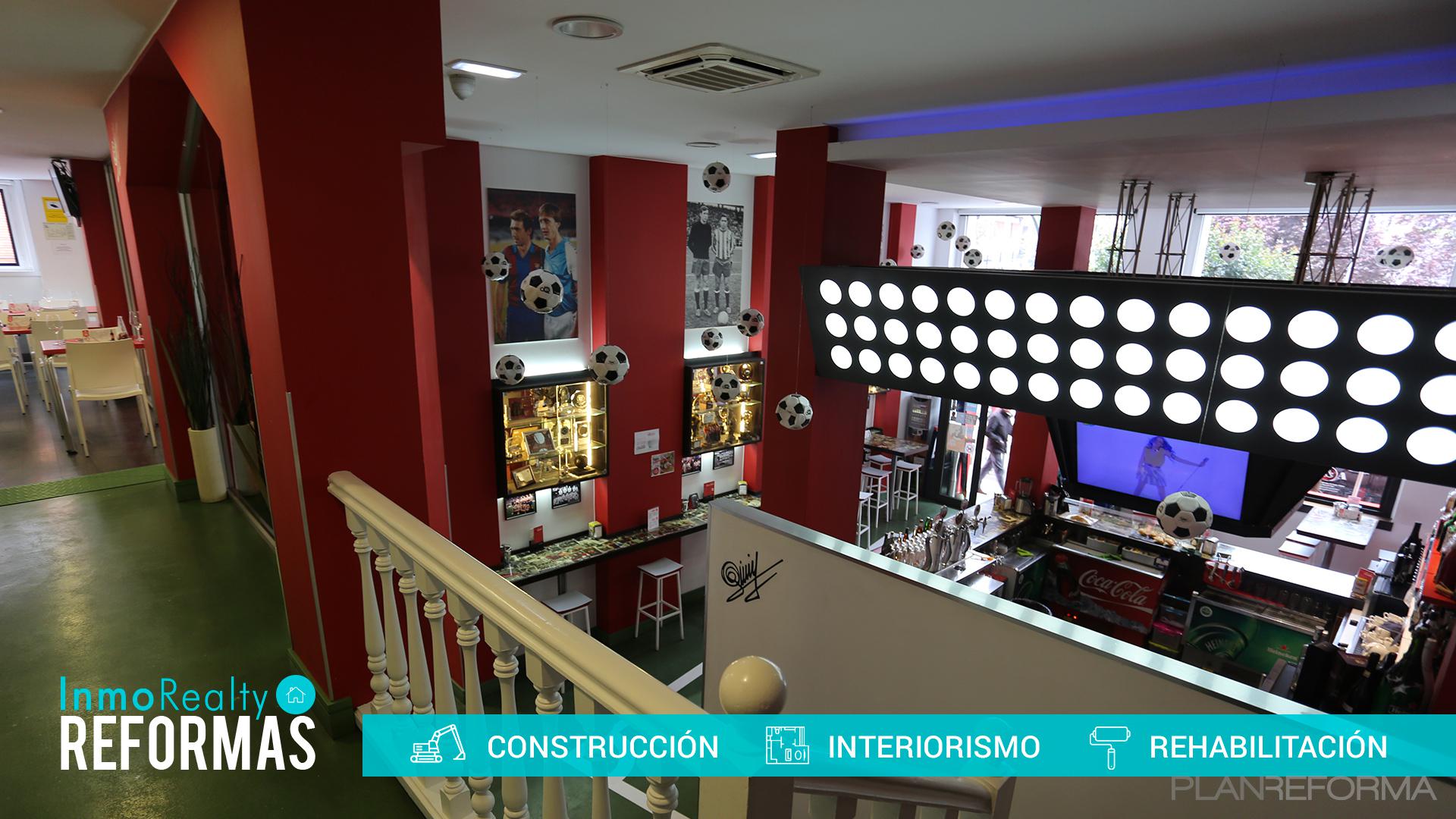 Bar Estilo moderno Color rojo, verde, plateado  diseñado por InmoRealty | Arquitecto Técnico | Copyright InmoRealty