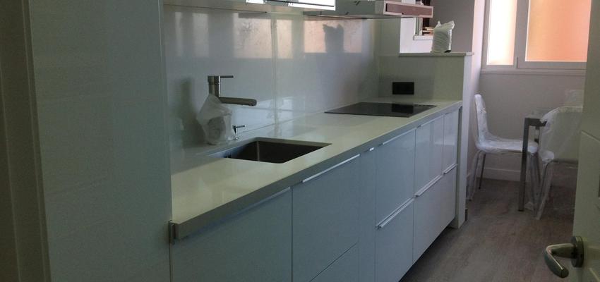 Cocina Estilo moderno Color beige, marron, blanco  diseñado por Steelhome Granada | Arquitecto Técnico 