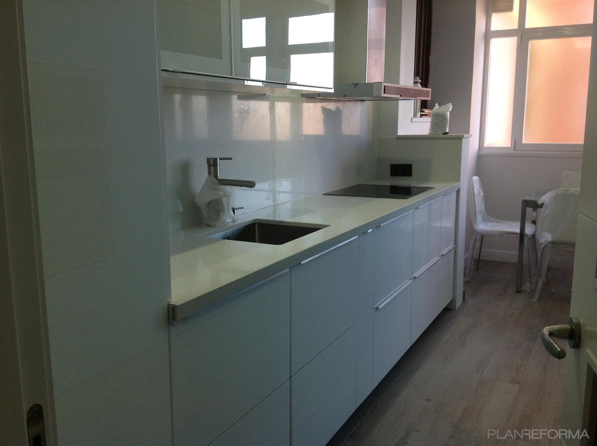 Cocina Estilo moderno Color beige, marron, blanco  diseñado por Steelhome Granada | Arquitecto Técnico 