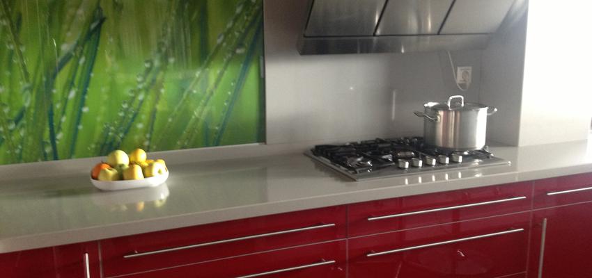 Comedor, Cocina Estilo moderno Color rojo, gris  diseñado por Steelhome Granada | Arquitecto Técnico | Copyright Propiedad de steelhomegranada