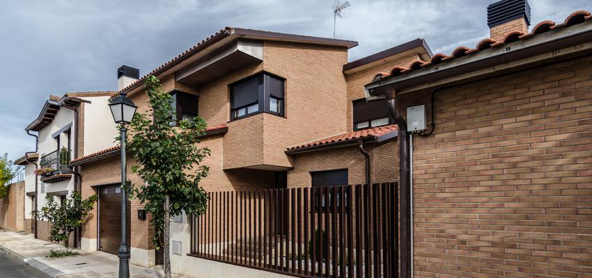 Exterior Estilo contemporaneo Color marron, marron  diseñado por ADDEC arquitectos | Arquitecto | Copyright SI
