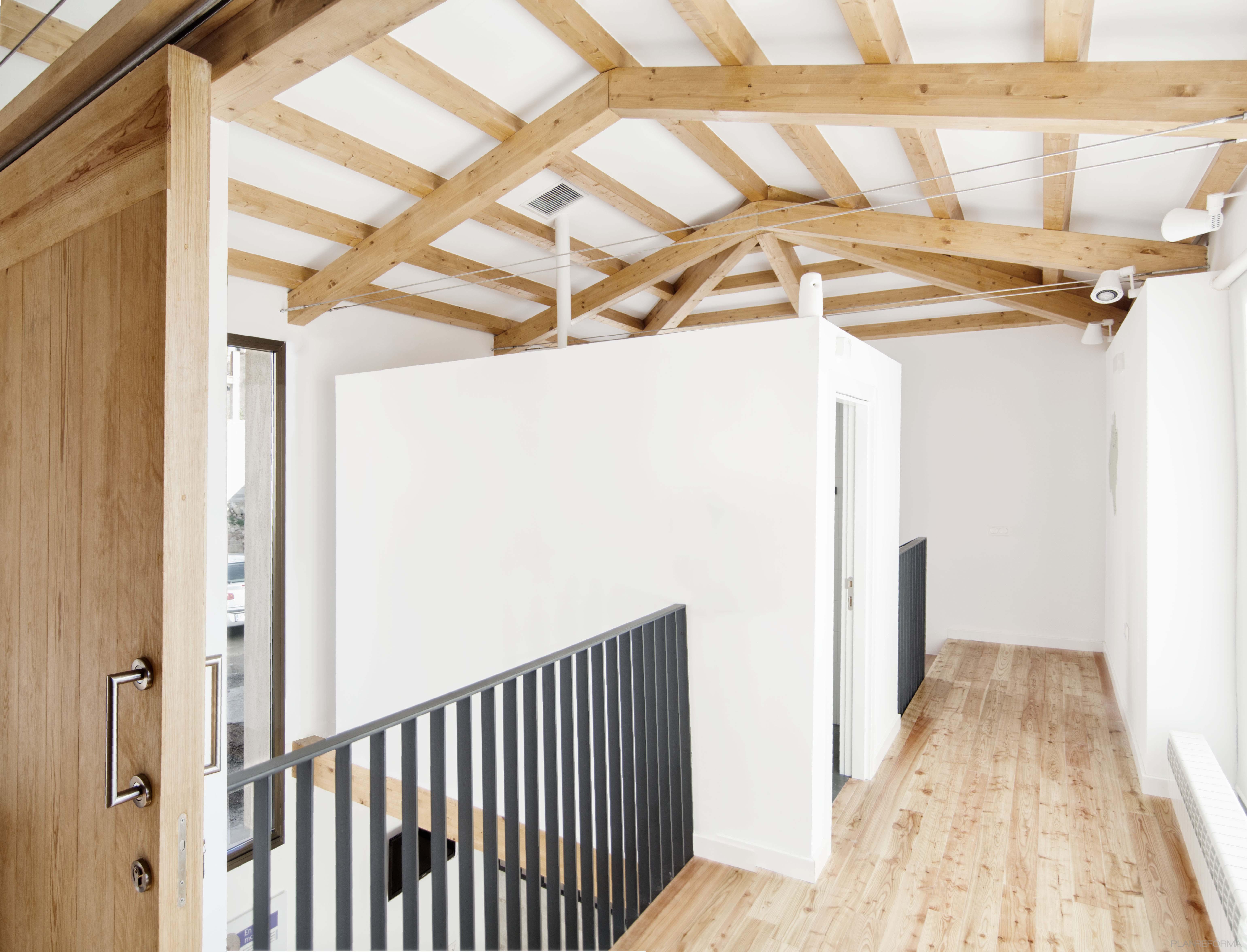 Vestibulo, Escalera Estilo contemporaneo Color marron, blanco  diseñado por ADDEC arquitectos | Arquitecto | Copyright SI