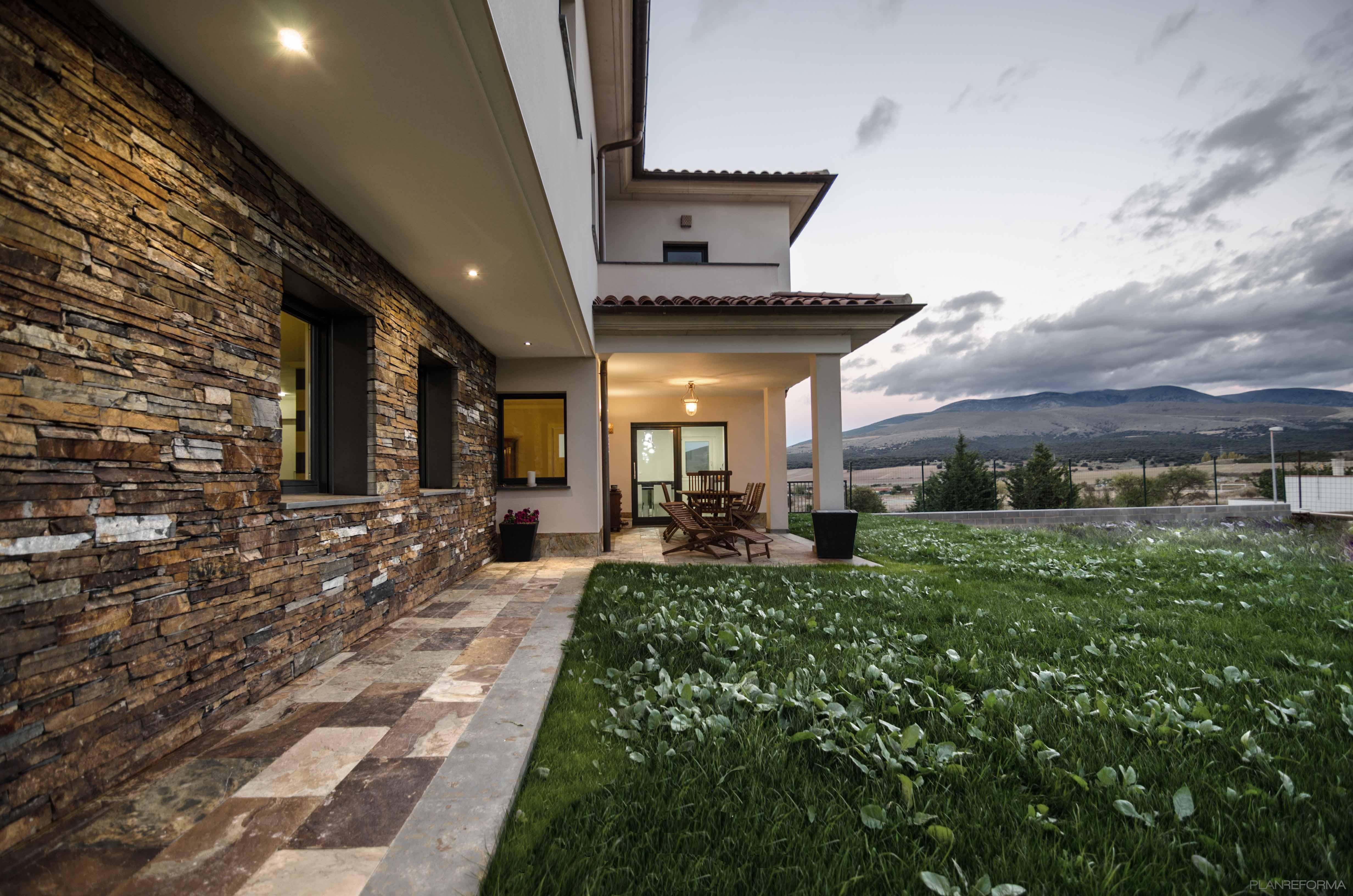 Exterior Estilo contemporaneo Color marron, marron, blanco  diseñado por ADDEC arquitectos | Arquitecto | Copyright SI