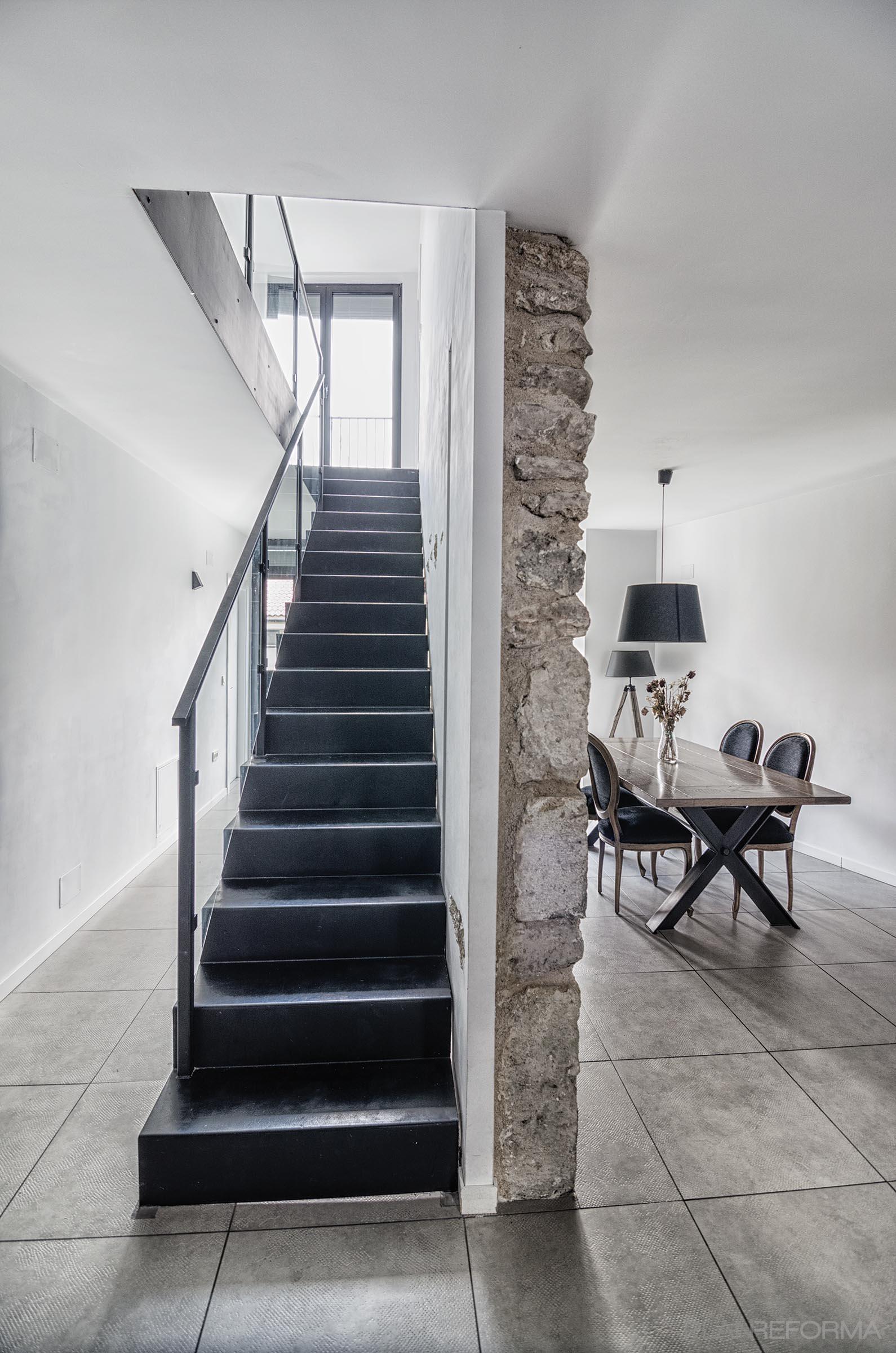 Comedor, Escalera Estilo moderno Color beige, gris, negro  diseñado por ADDEC arquitectos | Arquitecto 