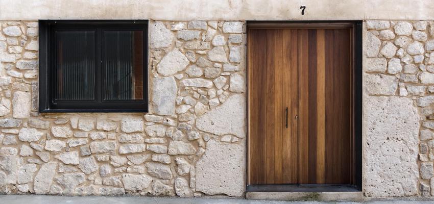 Exterior Estilo tradicional Color marron, beige, negro  diseñado por ADDEC arquitectos | Arquitecto 