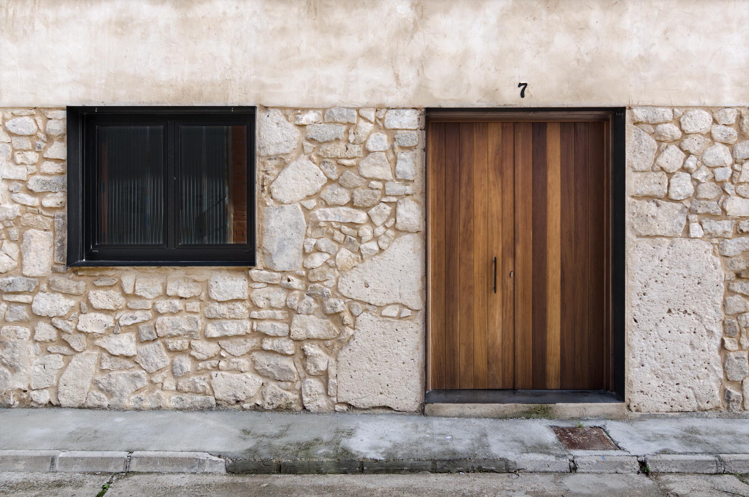 Exterior Estilo tradicional Color marron, beige, negro  diseñado por ADDEC arquitectos | Arquitecto 