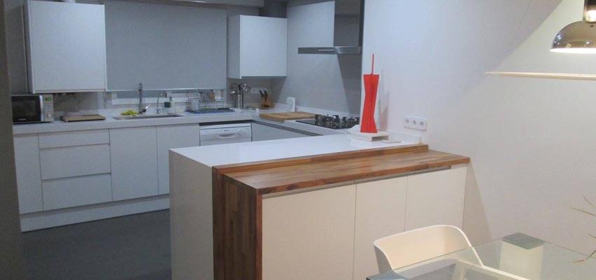 Cocina Estilo moderno Color rojo, blanco  diseñado por Guillermo Carreño Navarro | Gremio | Copyright Guillermo Carreño