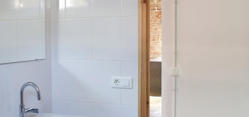 Baño style moderno color marron, blanco, gris, gris  diseñado por a+a.rq  | Arquitecto 