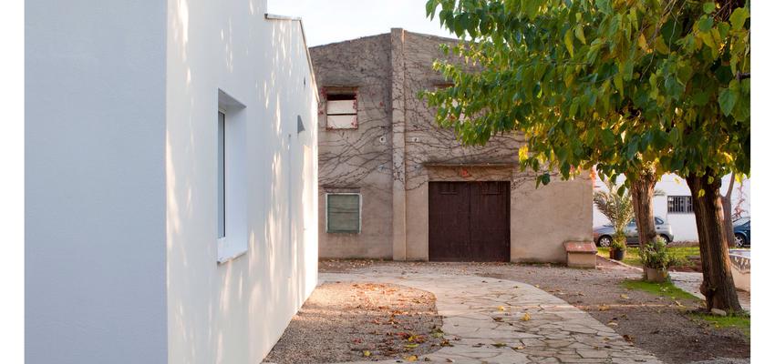 Exterior style rustico color blanco, gris  diseñado por a+a.rq  | Arquitecto 