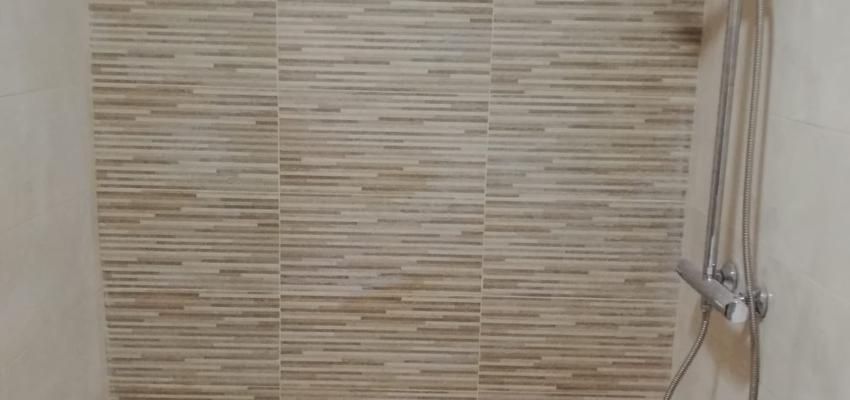 Baño Estilo moderno Color marron, beige, plateado  diseñado por DIREFORMAS | Gremio | Copyright Oscar Ordoñez