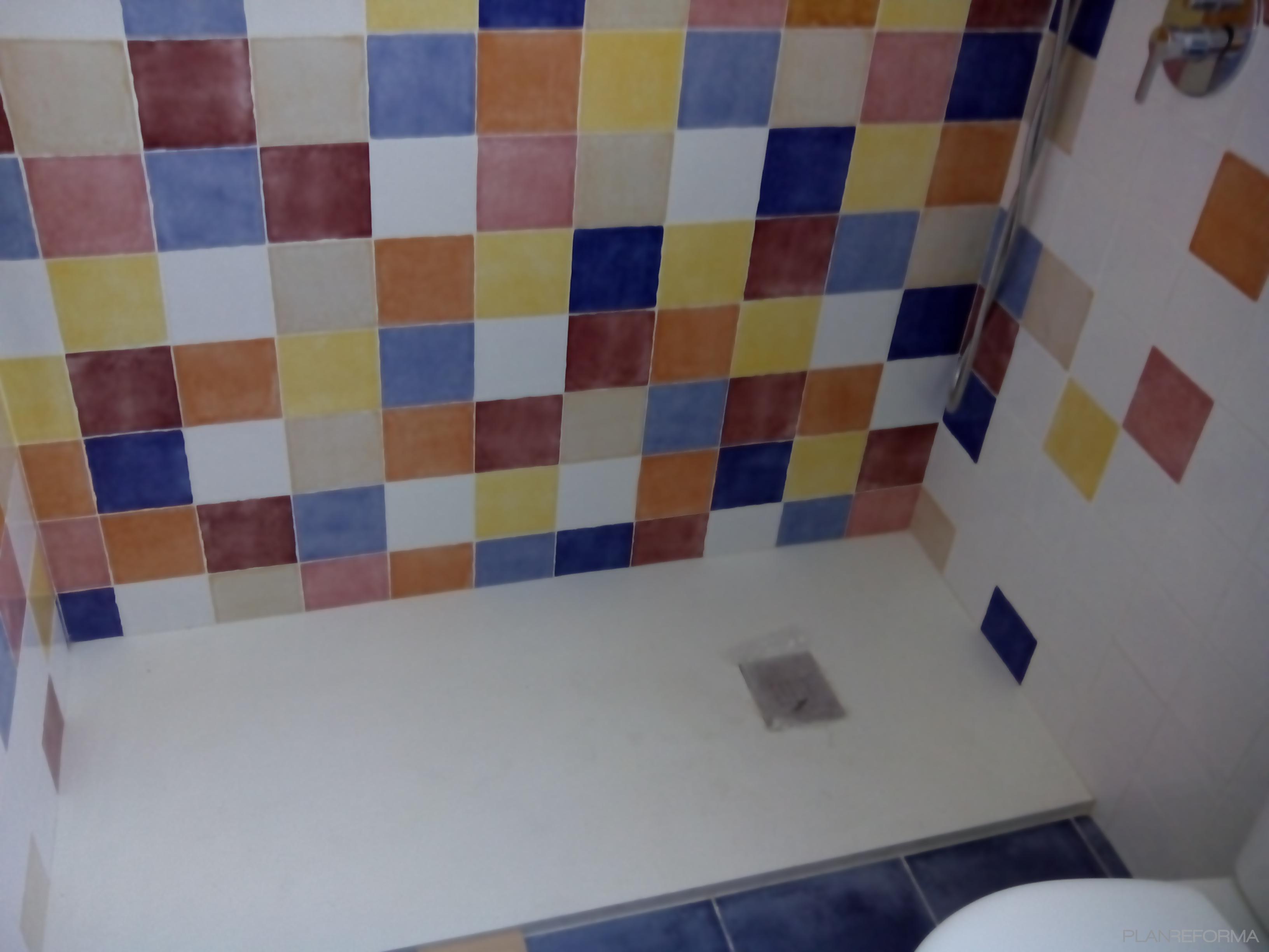 Baño style contemporaneo color rojo, azul, azul  diseñado por FONTANERÍA Y SERVICIOS CIM REPARACIONES | Gremio | Copyright si