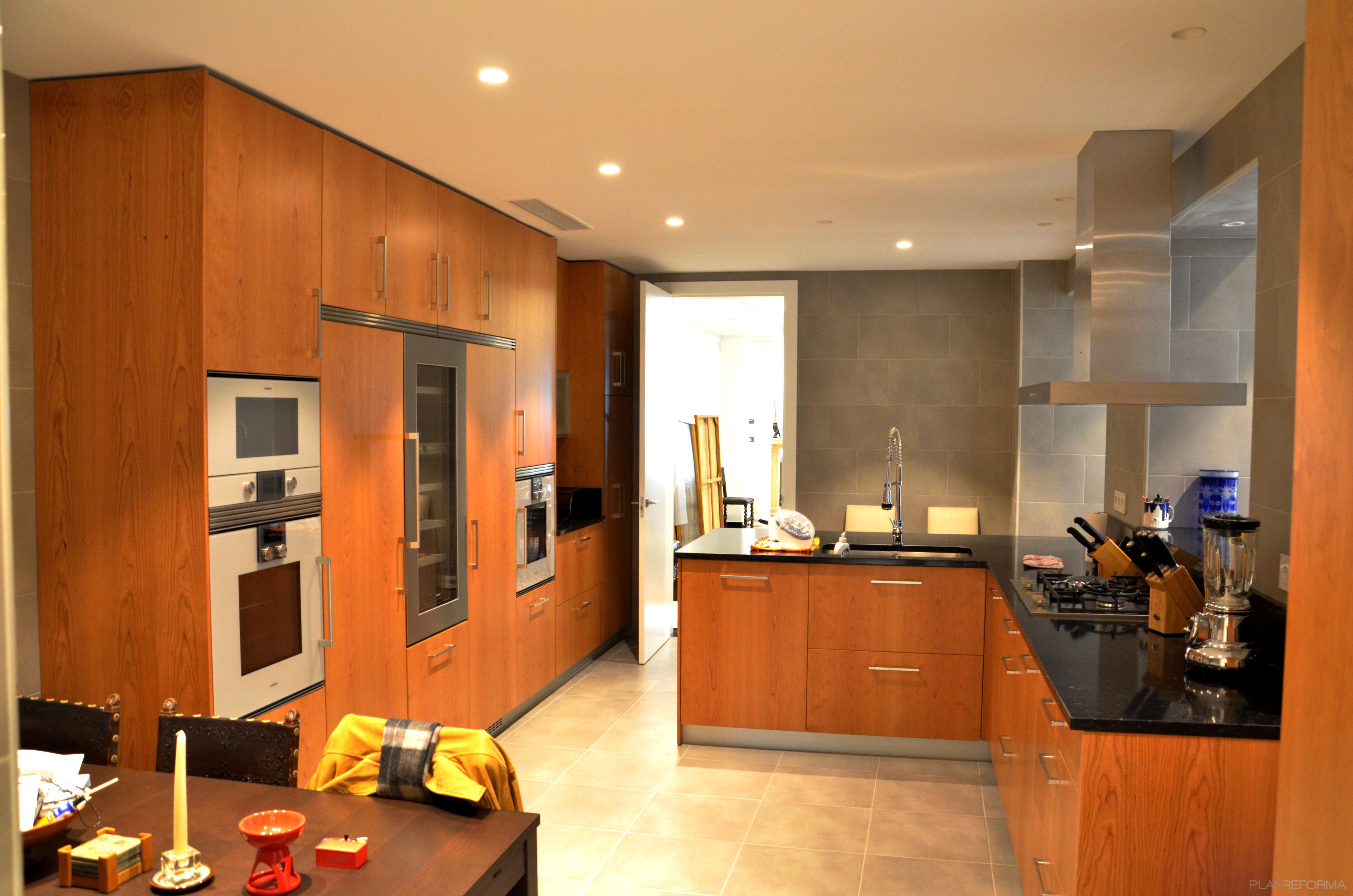 Cocina Estilo contemporaneo Color marron, blanco, gris, negro, plateado  diseñado por PABLO GONZALEZ GALANT | Arquitecto | Copyright Propietario: Mimic Estudio