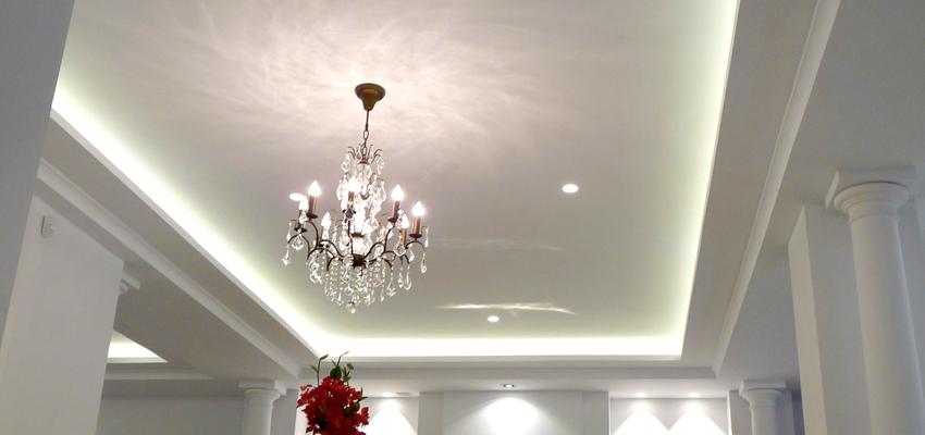 Recibidor Estilo clasico Color beige, blanco, gris, gris, negro  diseñado por PABLO GONZALEZ GALANT | Arquitecto | Copyright Rehabilitación integral en vivienda en el barrio de Salamanca, Madrid