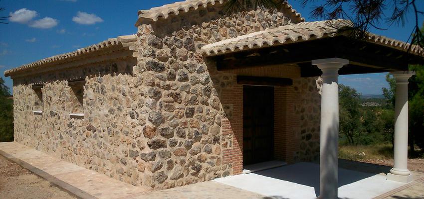 Porche Estilo rustico Color rojo, amarillo, beige  diseñado por PABLO GONZALEZ GALANT | Arquitecto | Copyright Propiedad de Mimic Estudio. Pablo González Galant