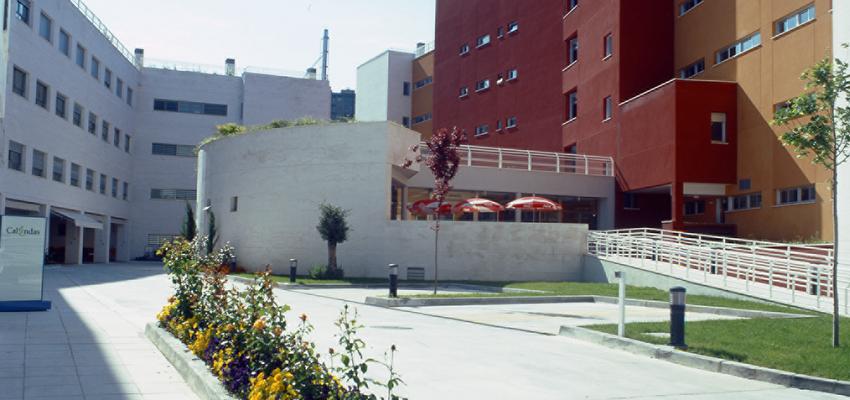 Exterior style moderno color rosa, marron, marron, blanco  diseñado por Patricia  Catalán Tomé | Arquitecto Técnico | Copyright si