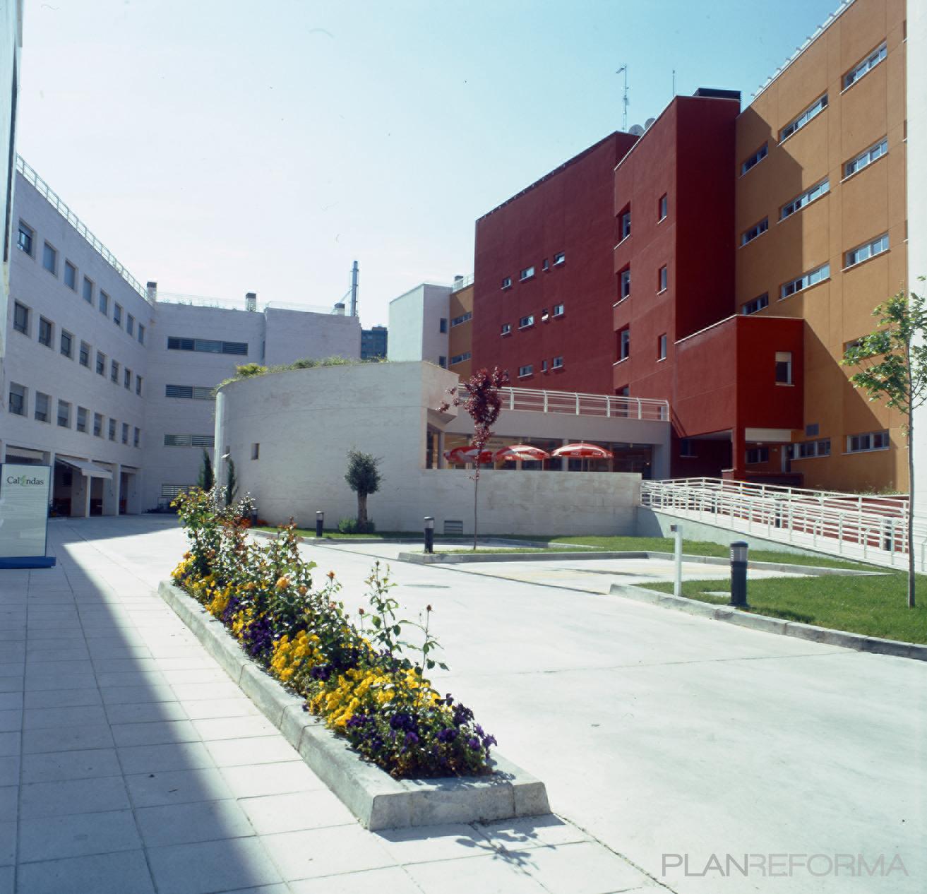 Exterior style moderno color rosa, marron, marron, blanco  diseñado por Patricia  Catalán Tomé | Arquitecto Técnico | Copyright si