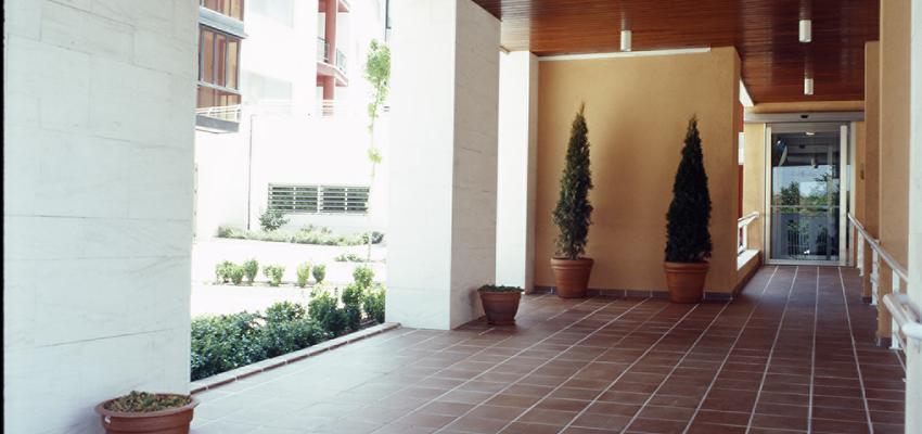Exterior style moderno color ocre, marron, marron, blanco  diseñado por Patricia  Catalán Tomé | Arquitecto Técnico | Copyright si