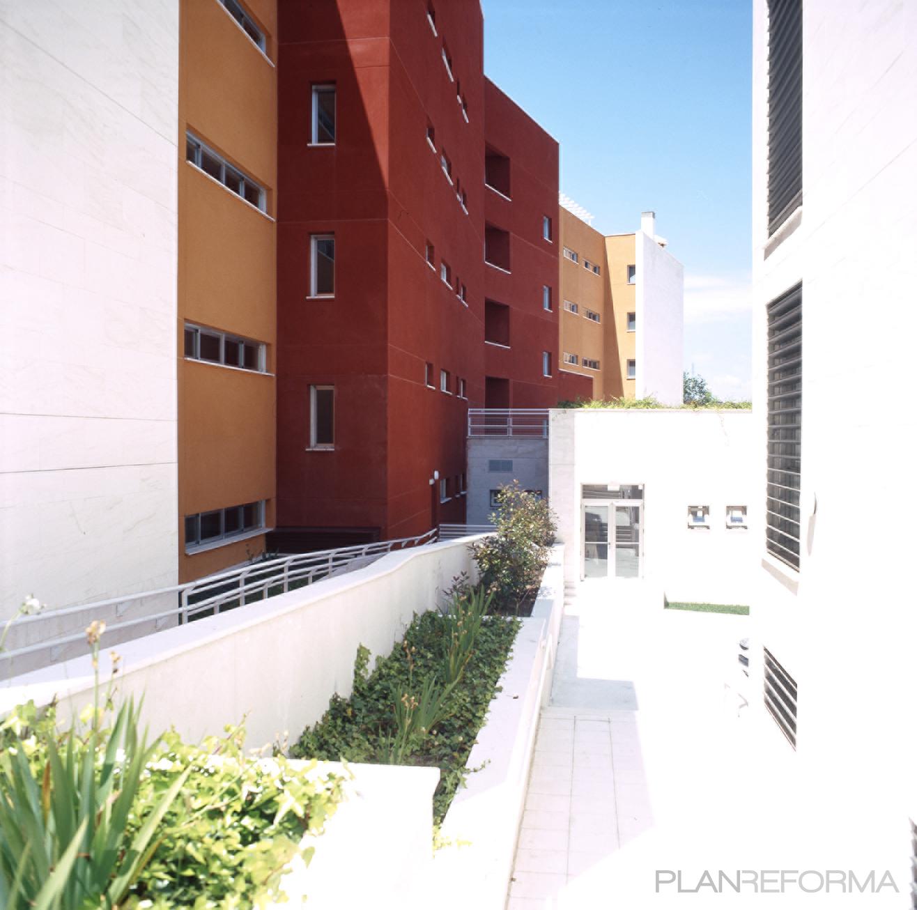 Exterior style moderno color marron, marron, blanco  diseñado por Patricia  Catalán Tomé | Arquitecto Técnico | Copyright si