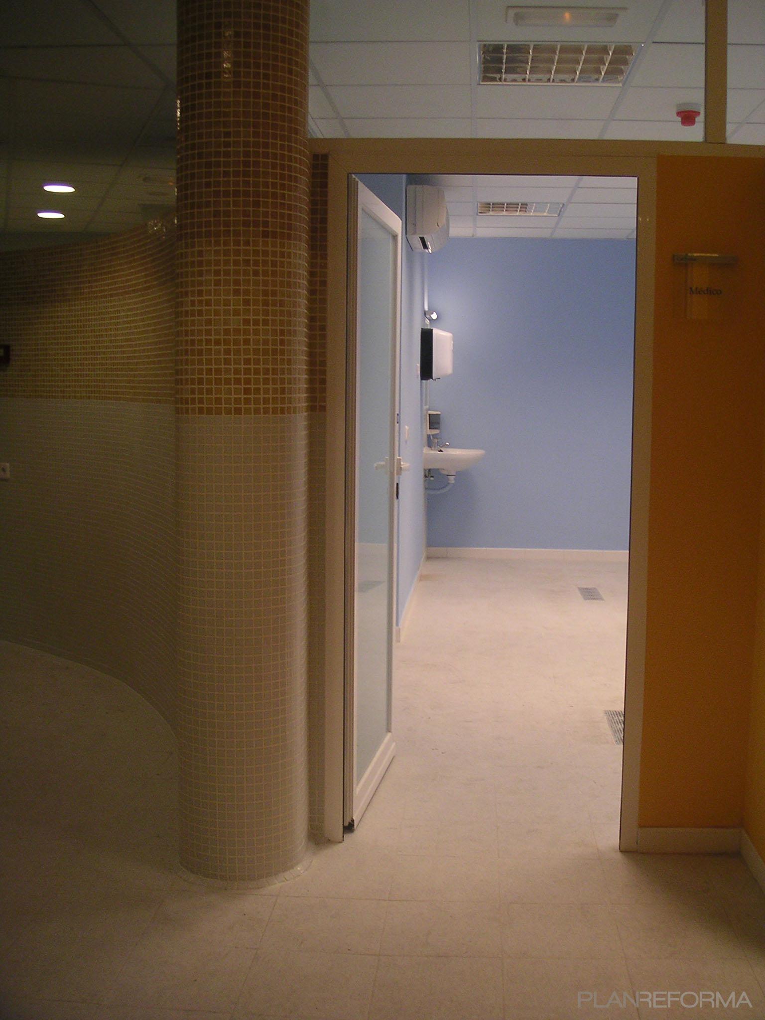 Baño style moderno color marron, azul cielo, beige, blanco  diseñado por Patricia  Catalán Tomé | Arquitecto Técnico | Copyright si