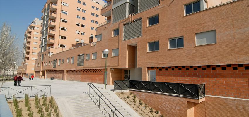 Exterior style moderno color marron, blanco, gris  diseñado por Patricia  Catalán Tomé | Arquitecto Técnico | Copyright si