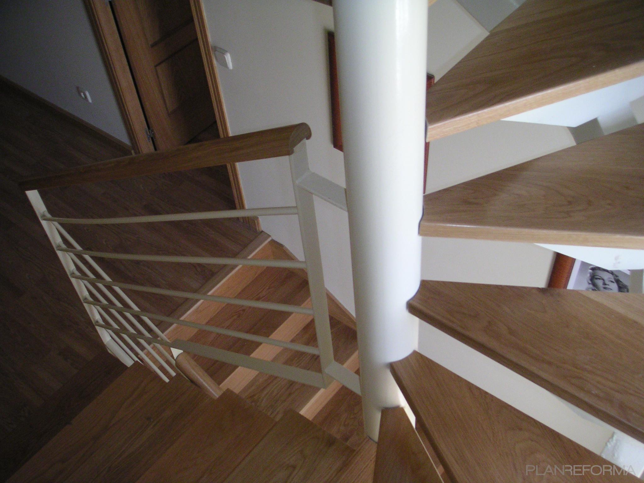 Escalera style moderno color marron, blanco  diseñado por Patricia  Catalán Tomé | Arquitecto Técnico | Copyright si