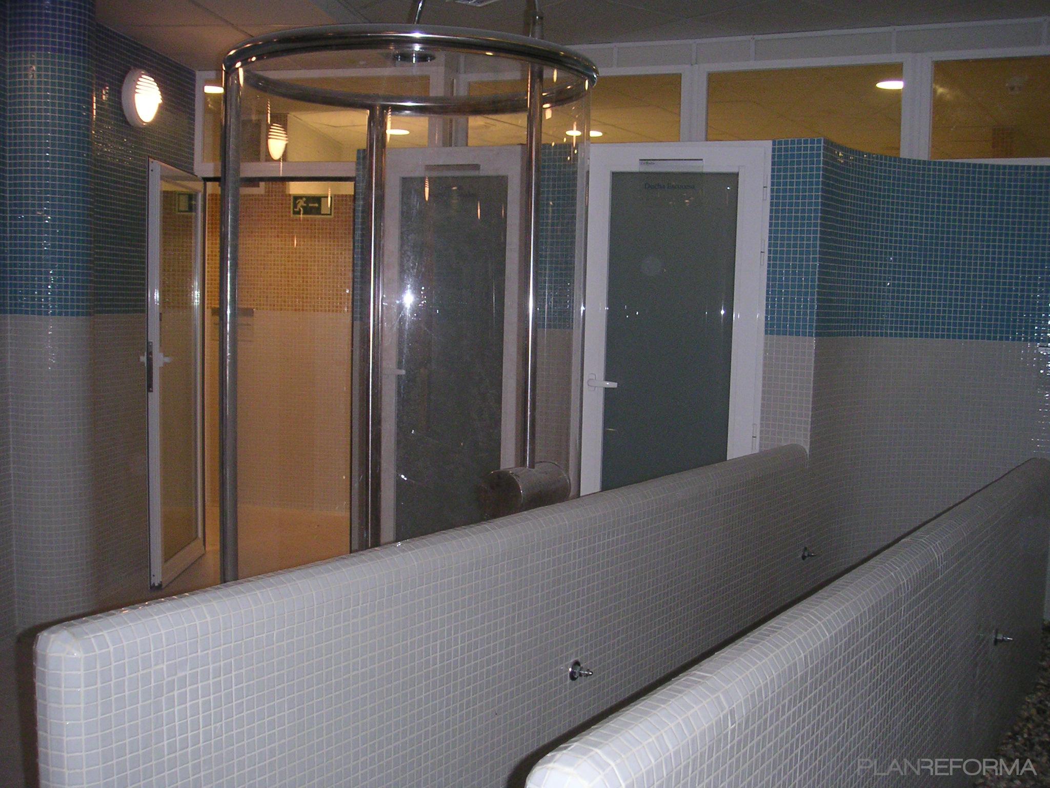 Baño style moderno color azul cielo, blanco  diseñado por Patricia  Catalán Tomé | Arquitecto Técnico | Copyright si