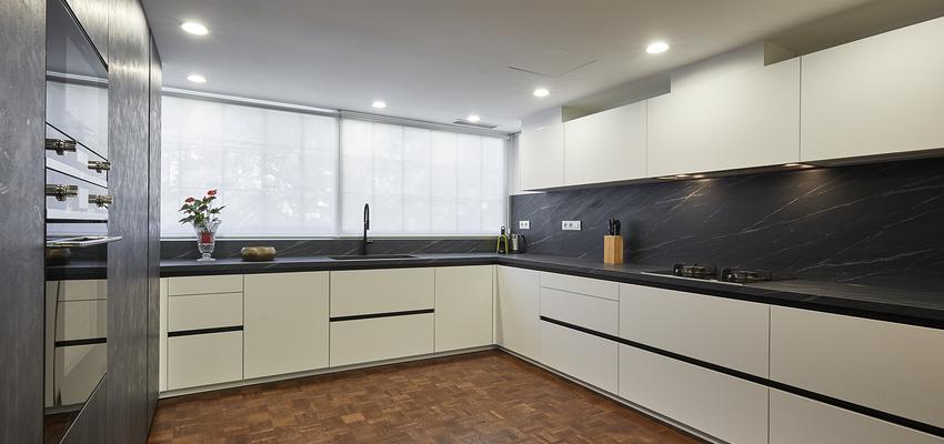 Cocina Estilo moderno Color blanco  diseñado por Construcciones y Reformas  Selarom S.L | Gremio | Copyright Reformas Selarom