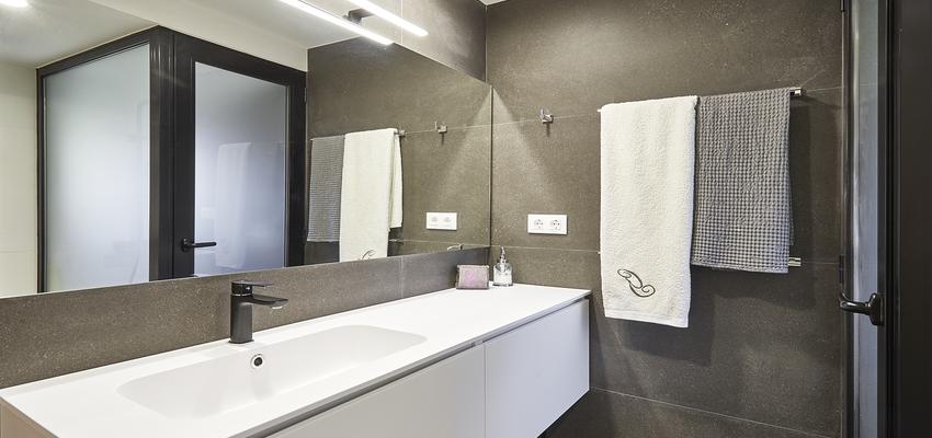 Baño Estilo moderno Color gris  diseñado por Construcciones y Reformas  Selarom S.L | Gremio | Copyright Reformas Selarom