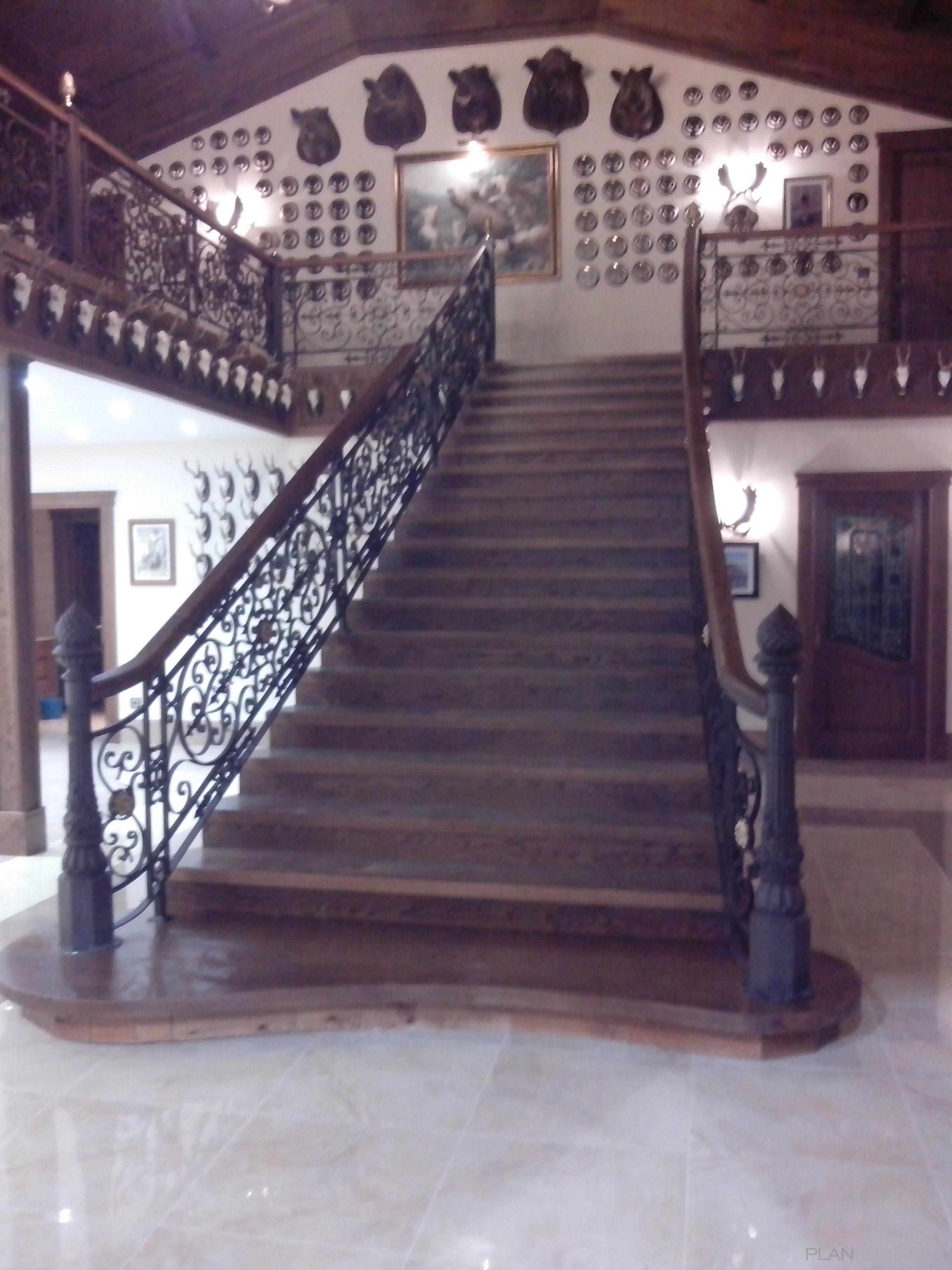 Escalera style clasico color marron  diseñado por Decomobelsonseca | Gremio 