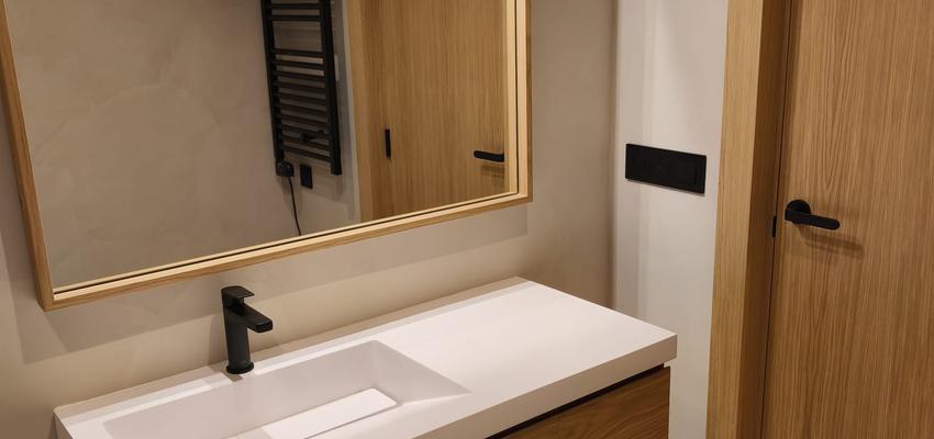 Baño Estilo moderno Color negro  diseñado por Renova Fácil | Reformista, constructor | Copyright RenovaFácil