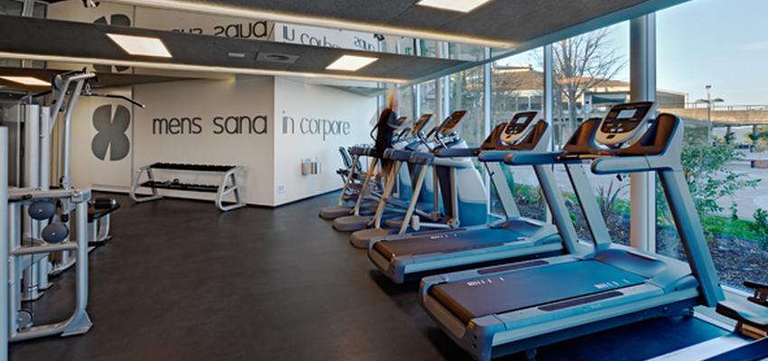 Gimnasio Estilo moderno Color marron, gris, plateado  diseñado por DECONS | Gremio | Copyright DECONS