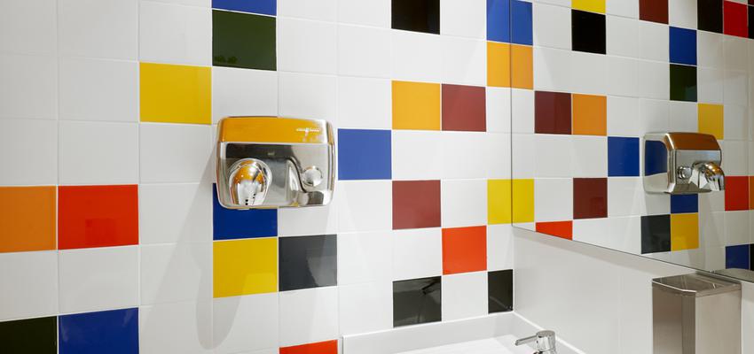 Baño Estilo contemporaneo Color rojo, amarillo, plateado  diseñado por DECONS | Gremio | Copyright DECONS