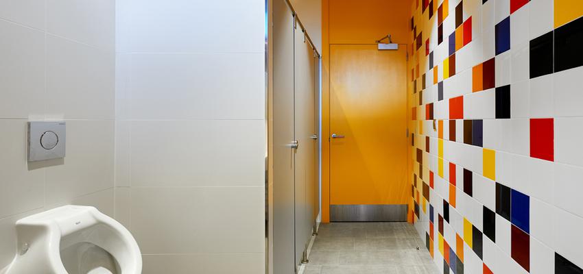 Baño Estilo contemporaneo Color rojo, azul, dorado  diseñado por DECONS | Gremio | Copyright DECONS