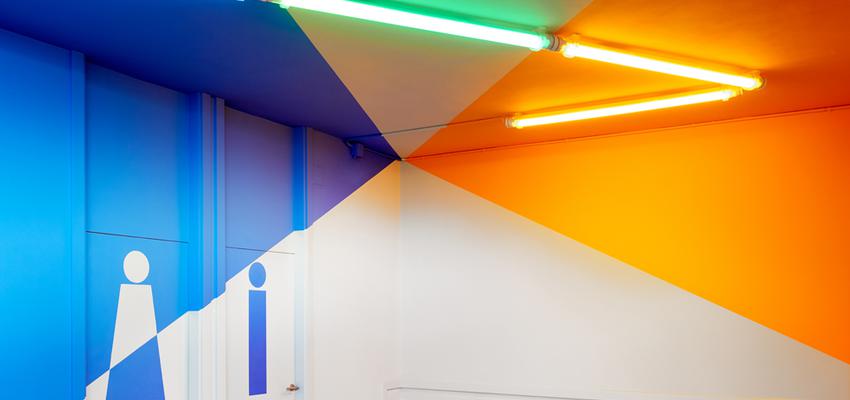 Baño, Recibidor Estilo contemporaneo Color ocre, azul, gris  diseñado por DECONS | Gremio | Copyright DECONS