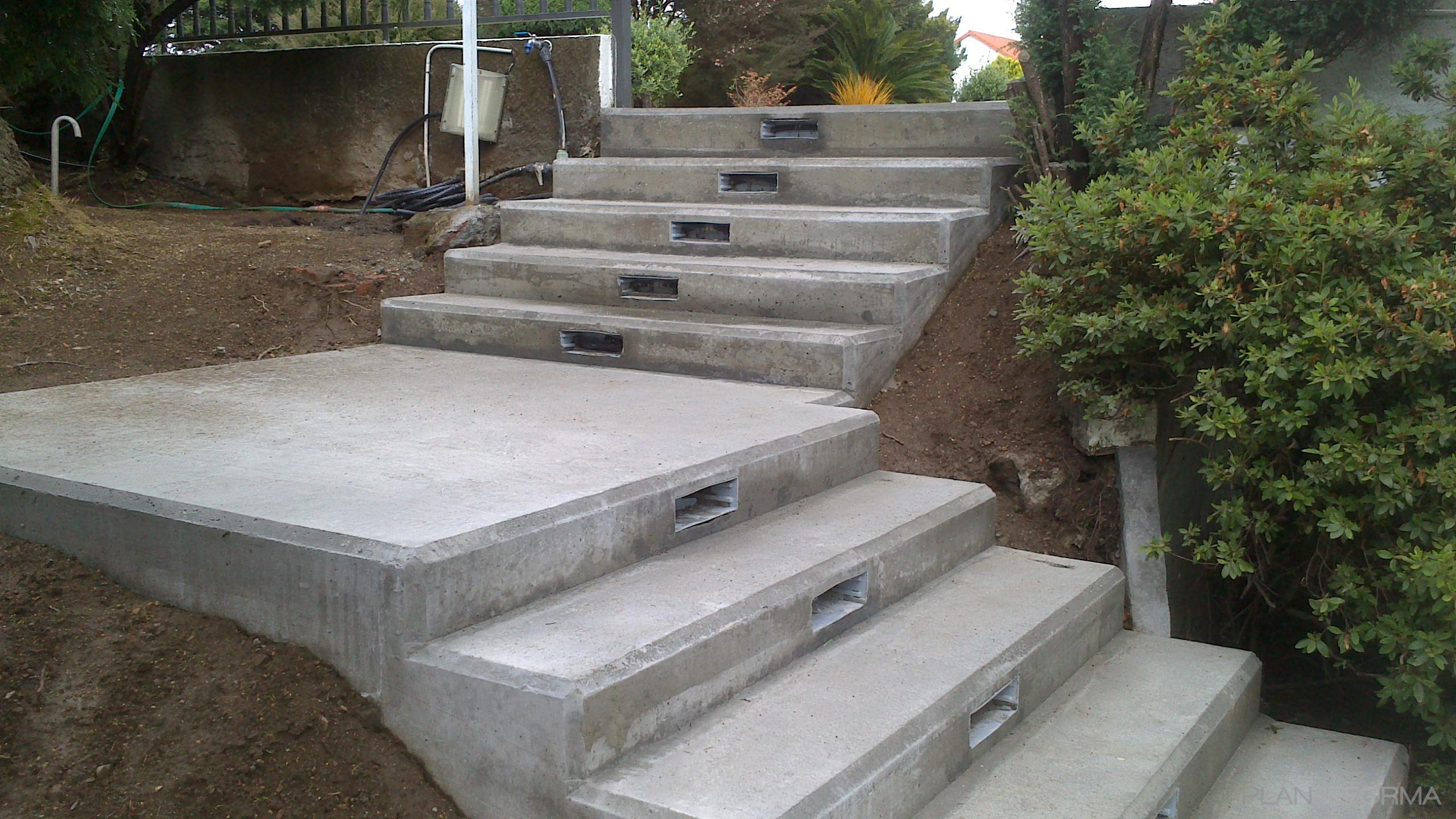 Escalera Estilo moderno Color blanco  diseñado por Constructora REy | Gremio | Copyright Constructora REy