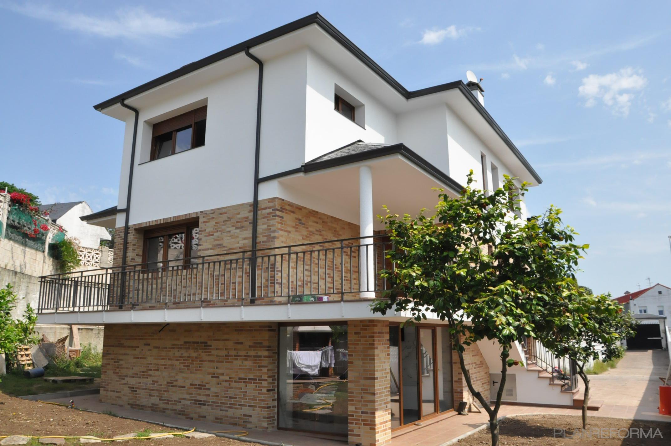 Baño, Escalera, Exterior Estilo tradicional Color ocre, amarillo  diseñado por Constructora REy | Gremio | Copyright Constructora REy