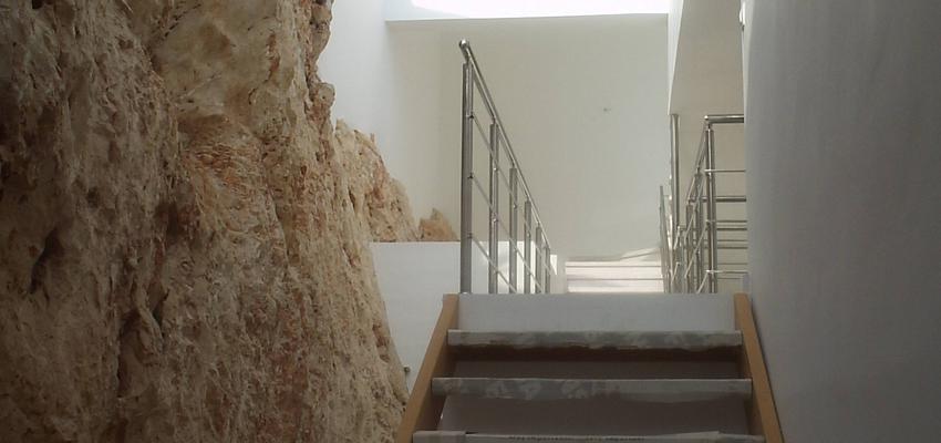 Escalera style moderno color ocre, marron, blanco  diseñado por Manuel Fonseca Gallego | Arquitecto 