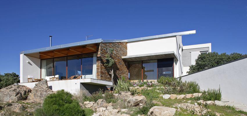 Exterior style moderno color verde, marron, blanco  diseñado por Manuel Fonseca Gallego | Arquitecto 