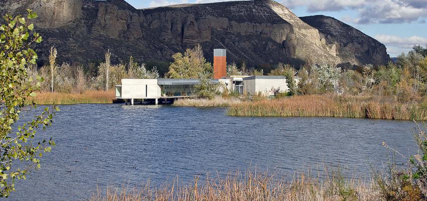 Exterior style moderno color rojo, azul oscuro, gris  diseñado por Manuel Fonseca Gallego | Arquitecto 
