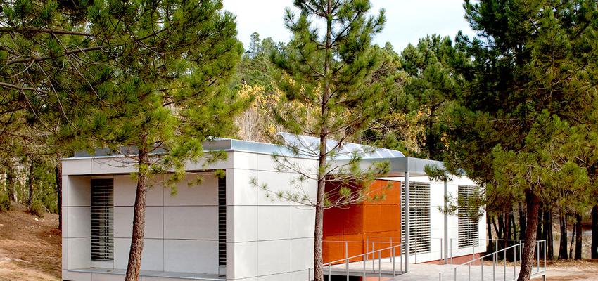 Exterior style moderno color rojo, blanco, gris  diseñado por Manuel Fonseca Gallego | Arquitecto 