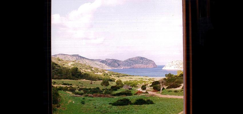 Galería style tradicional color amarillo, azul, marron  diseñado por Manuel Fonseca Gallego | Arquitecto 