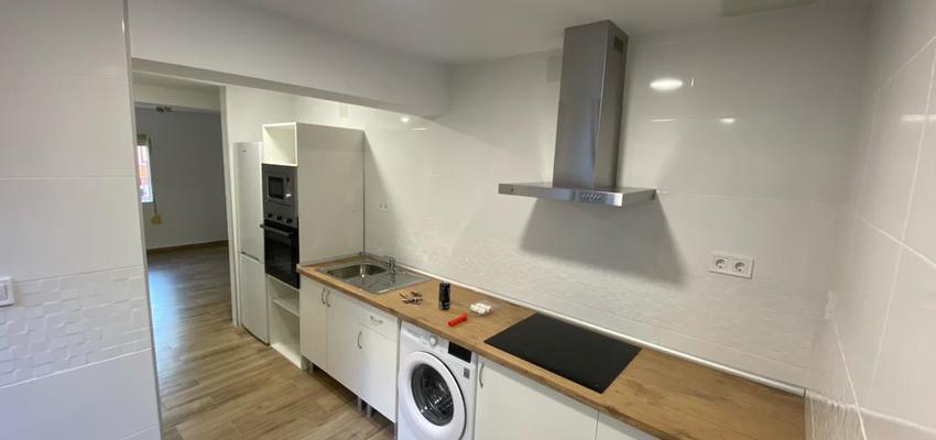 Cocina Estilo mediterraneo Color amarillo, amarillo  diseñado por Andrei Parvu | Reformista, constructor 