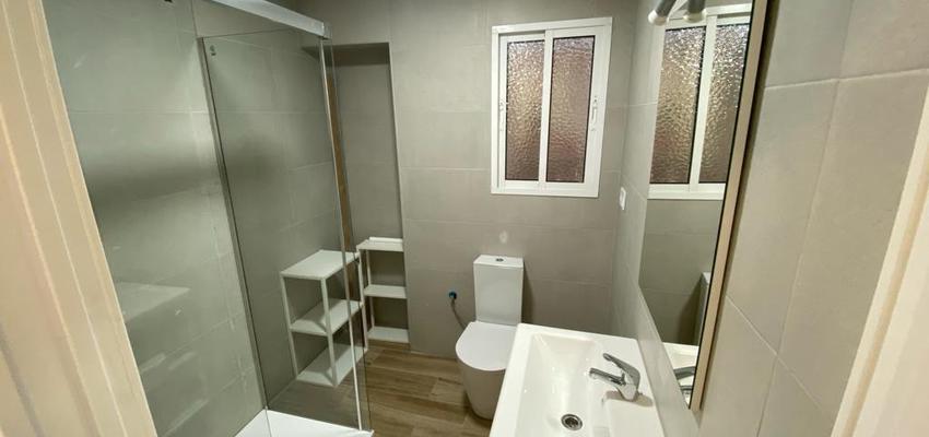 Baño Estilo moderno Color amarillo, amarillo  diseñado por Andrei Parvu | Reformista, constructor 